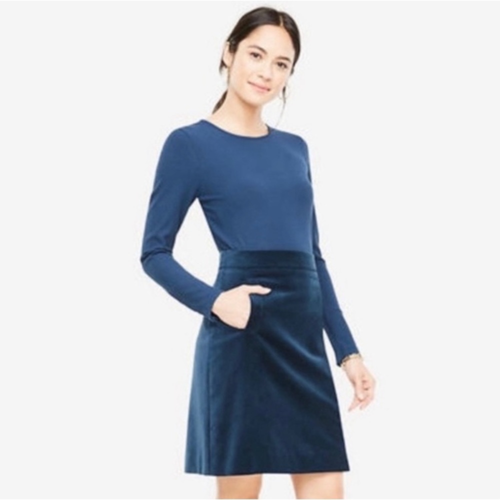 Ann Taylor Navy Mini Skirt with pockets Size 8P